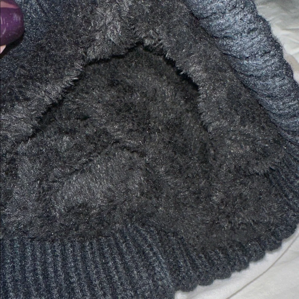 Ugg beanie Black with Pom Pom - Picture 6 of 6